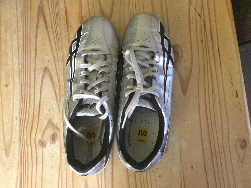 Spikes ASICS maat 42 in goede staat, Sport en Fitness, Loopsport en Atletiek, Gebruikt, Ophalen of Verzenden, Spikes, Hardlopen