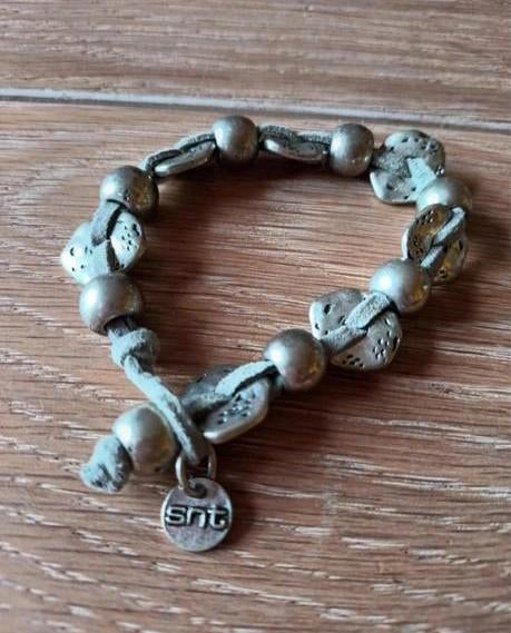 Bracelet fantaisie argenté snt, Gris, Enlèvement ou Envoi, Avec bracelets à breloques ou perles, Comme neuf