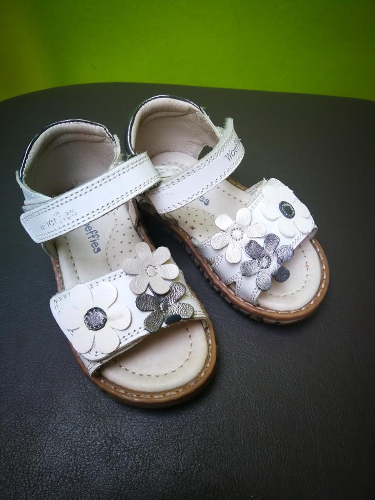 Mooie, witte sandaaltjes Woeffies, maat 21, Kinderen en Baby's, Ophalen of Verzenden