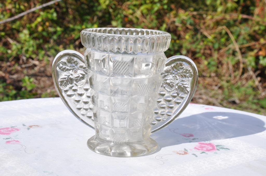 §  vase en verre moulé avec grandes poignées decor raisin, Antiquités & Art, Antiquités | Verre & Cristal, Enlèvement ou Envoi
