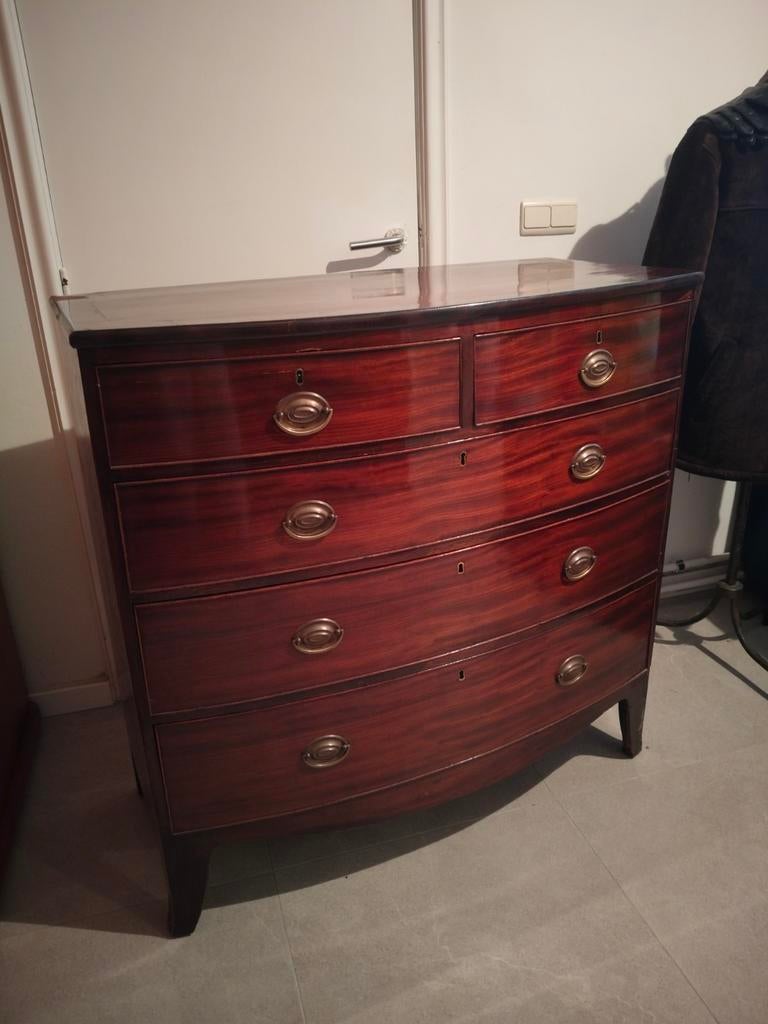 English chest of drawers, circa 1830, Ophalen