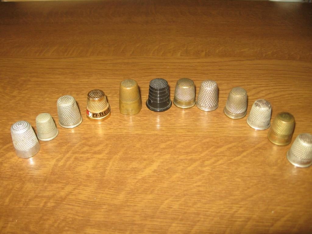 11 oude metalen vingerhoedjes, Ophalen, Gebruikt, Overige materialen, Reliëf