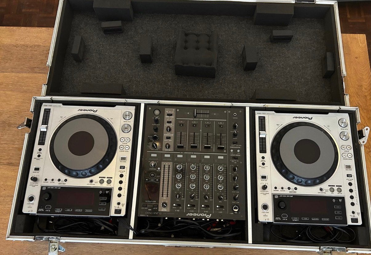 Pioneer CDJ-850 players met DJM-700 professional mixer, Musique & Instruments, DJ sets & Platines, Enlèvement, Comme neuf, Pioneer
