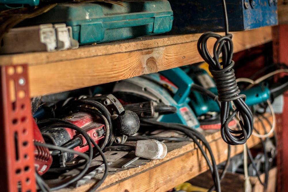 GEZOCHT GRATIS Kapot oud electrisch geeeedschap en 10 comput, Enlèvement, Utilisé