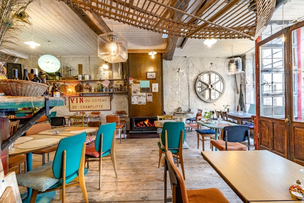 Authentiek restaurant met (vakantie)woning Bourgogne (FR), Immo, 100 m², Dorp, Overige soorten, Frankrijk