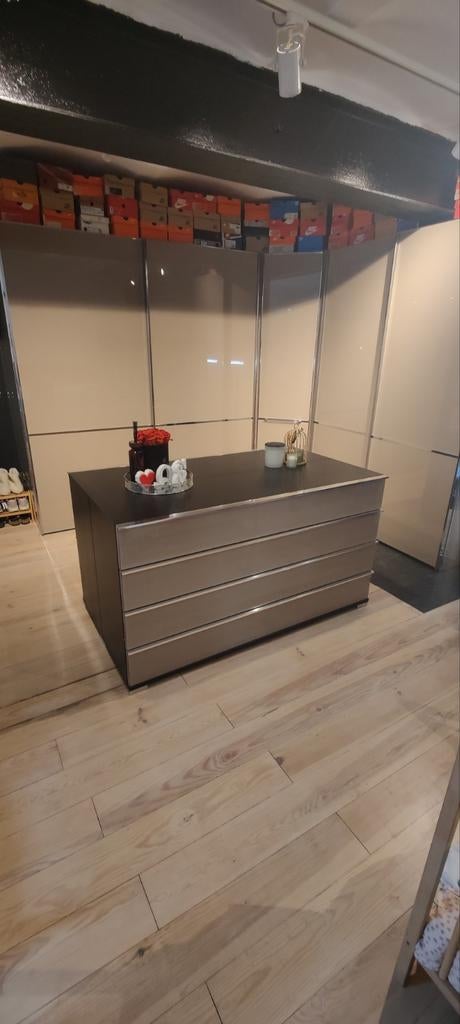 Prachtige kleedkamer met centraal glazen eiland, Huis en Inrichting, Ophalen, 200 cm of meer, 50 tot 75 cm, Met plank(en)