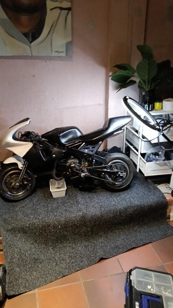 Zwarte pocket bike., Ophalen