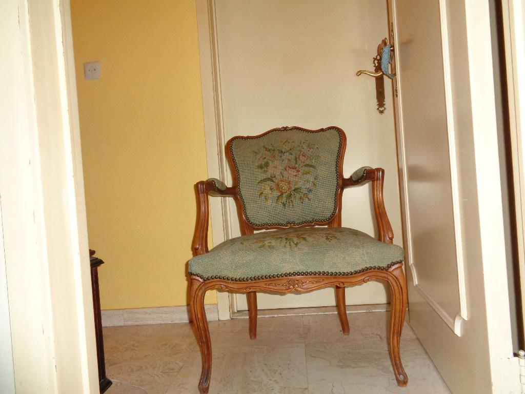 fauteuil cabriolet style Louis XVI, Antiquités & Art, Antiquités | Meubles | Chaises & Canapés, Enlèvement