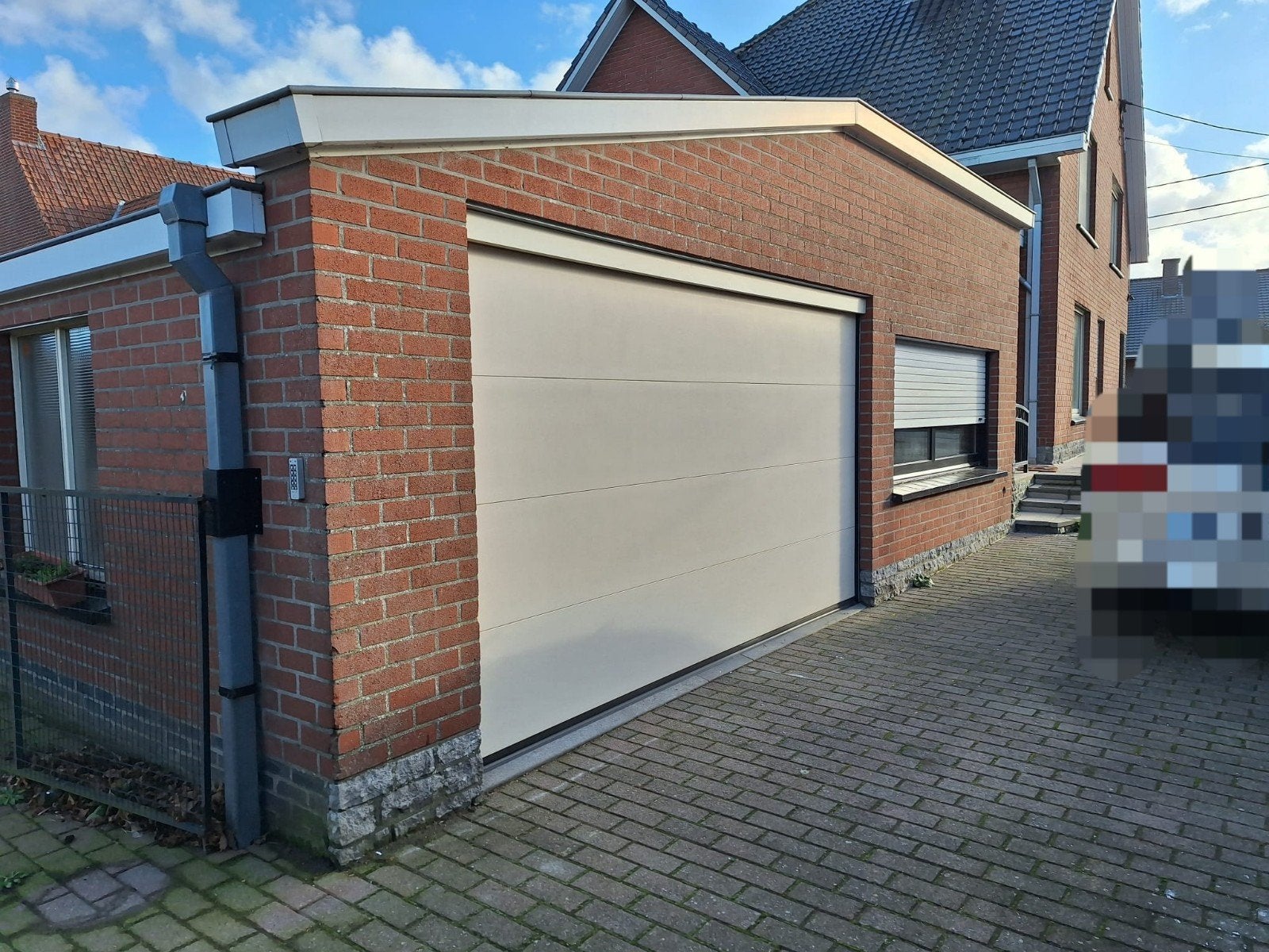 Elektrische garagepoort in uitstekende staat
(205cm x 375cm)