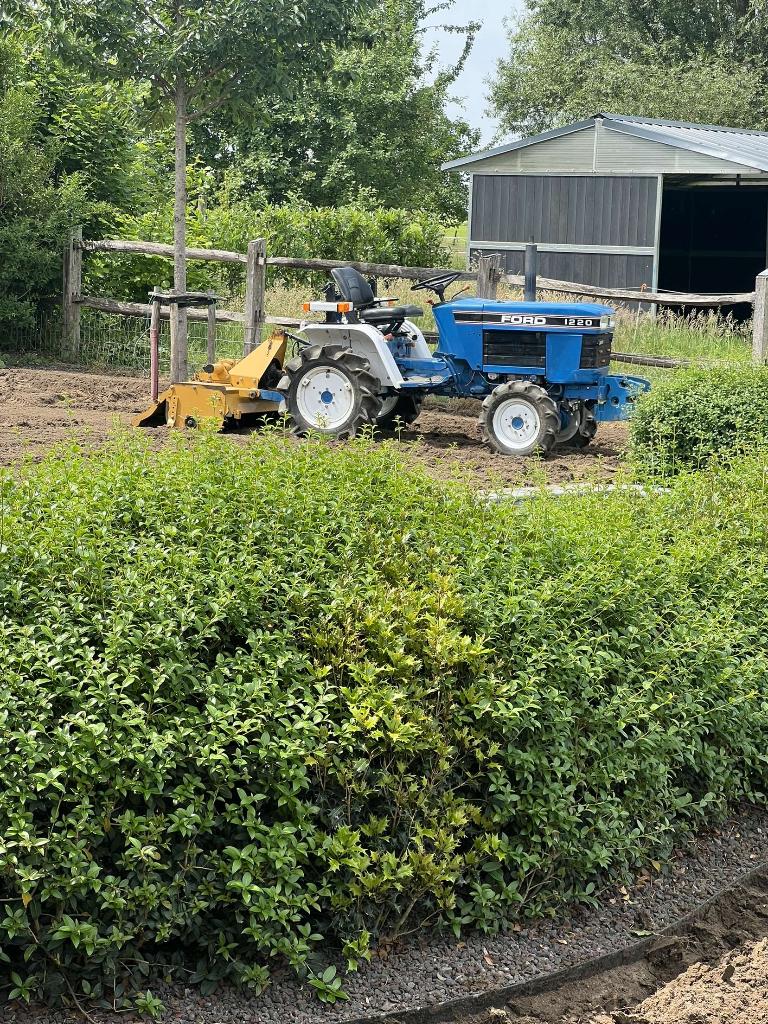 Tuinenleuckx minitractor werktuigen kraan & chauffeur tehuur, Zakelijke goederen, Landbouw | Tractoren, tot 2500, Overige merken