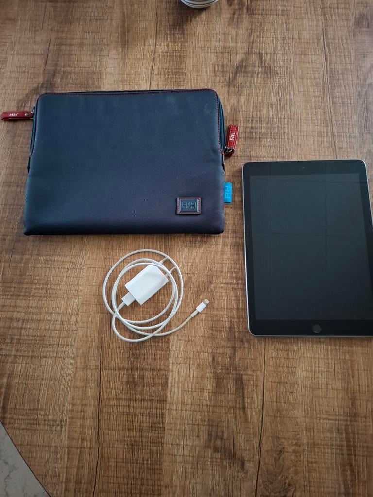 Apple ipad 6, Informatique & Logiciels, Apple iPad Tablettes, Gris, Apple iPad, 10 pouces, Comme neuf