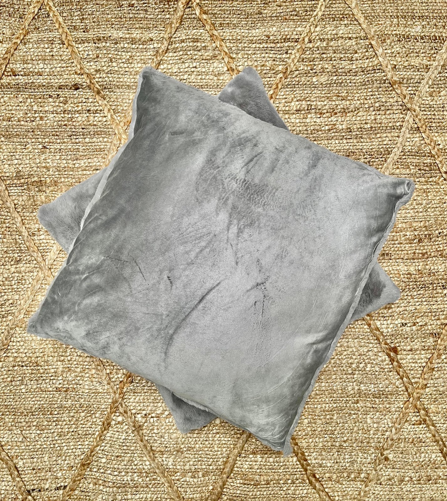 2 kussens woonkussens grijs teddy 60 x 60 cm, Overige merken, Vierkant, Ophalen of Verzenden, Zo goed als nieuw