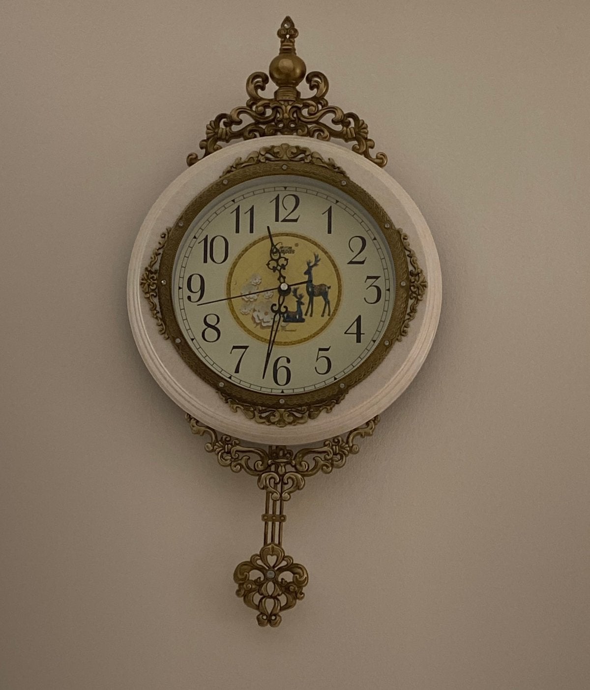 Mooie klassieke wandklok met pendel, en goede staat., Antiek en Kunst, Antiek | Klokken, Ophalen of Verzenden