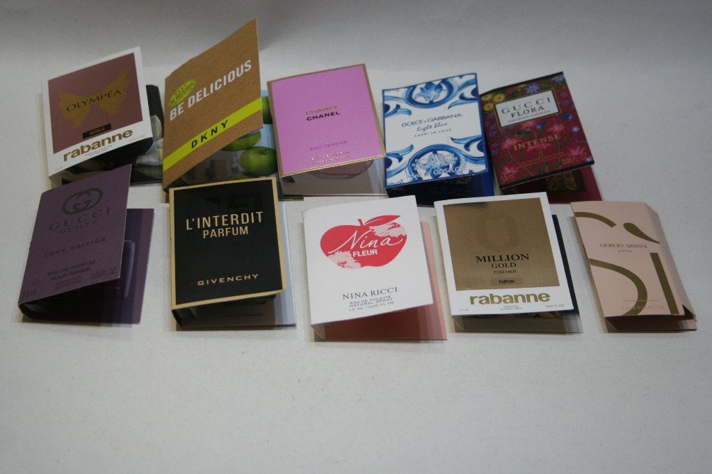10 Echantillons de parfums de marques très connues, Enlèvement ou Envoi, Neuf, Plein