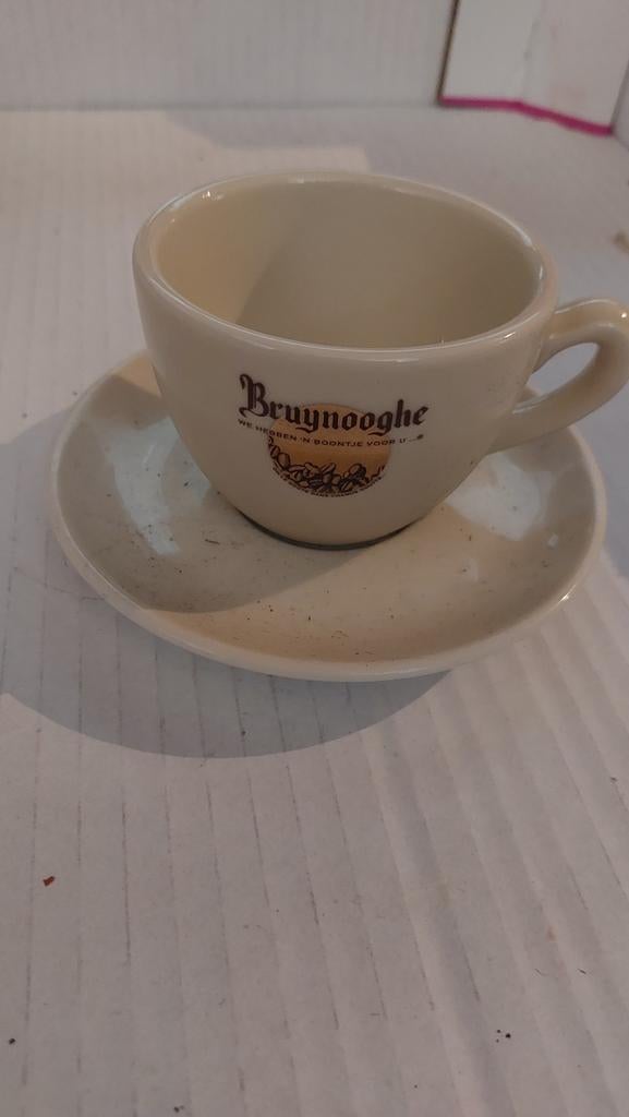 Ongeveer 70 tassen en andertassen, Verzamelen, Ophalen