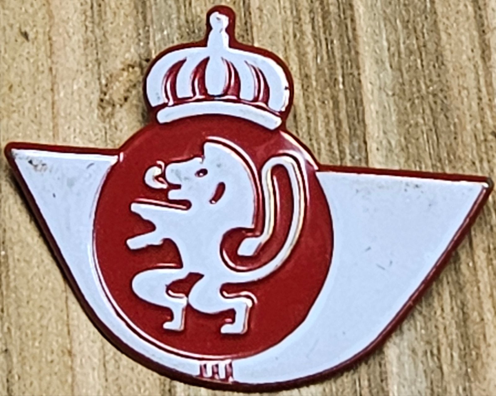 De Post pin insigne wit
Dit is een Belgisch post, Verzamelen, Ophalen of Verzenden