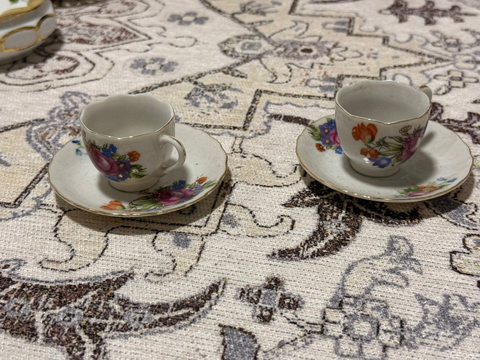 Lot de 2 tasses + sous-tasses vintage - Fleurs & dorures, Antiquités & Art, Enlèvement ou Envoi