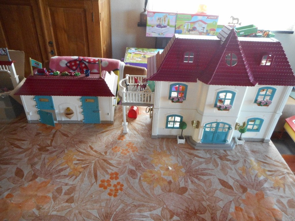 schleich groot ingemeubeld huis met stal, Ophalen of Verzenden, Zo goed als nieuw, Poppenhuis