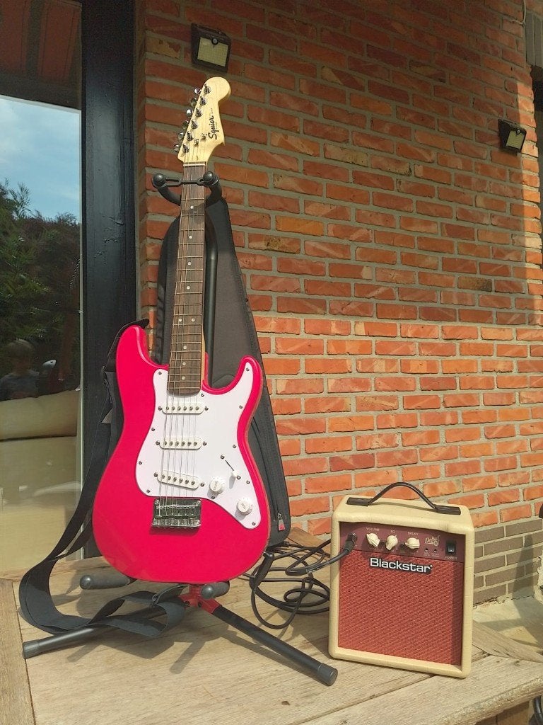 Electrische gitaar_SQUIER Mini Stratocaster, Muziek en Instrumenten, Snaarinstrumenten | Gitaren | Elektrisch, Ophalen, Zo goed als nieuw