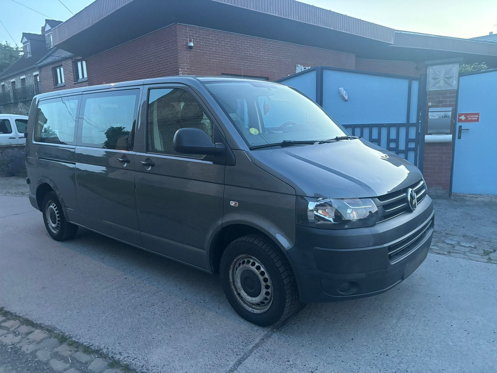Volkswagen Transporter 9-zits 2015 met lang chassis, Auto's, Zwart, Overige bekleding, 9 zetels, Bedrijf