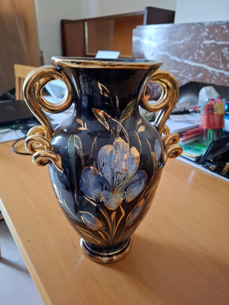 Vase décoratif vintage noir et doré à motifs floraux – style