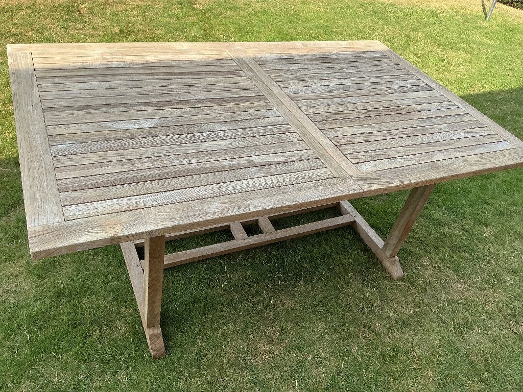 Teak tafel, Enlèvement