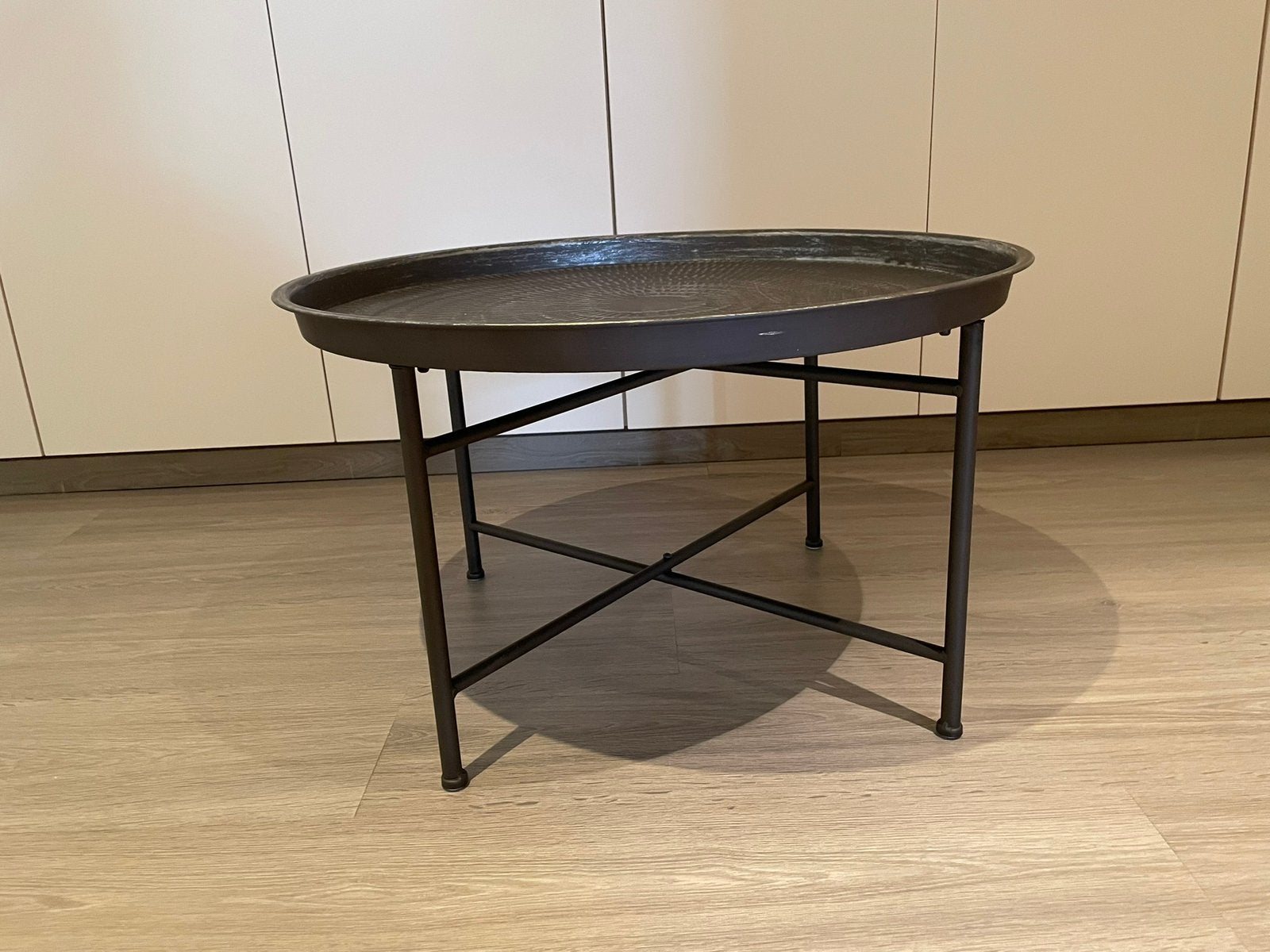 Salontafel / bijzettafel - Metalen blad en zwart onderstel, Huis en Inrichting, Ophalen, Rond, Zo goed als nieuw, Industrieel / Modern