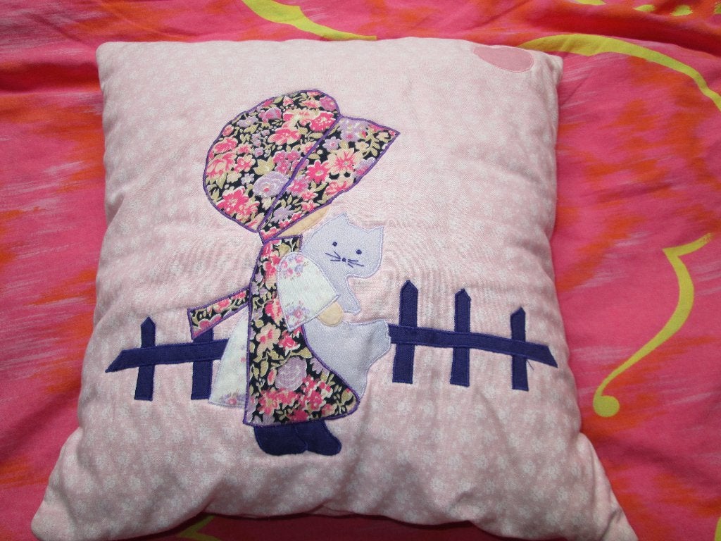 Coussin avec petite fille paysanne en patchwork  ., Coussin décoratif, Rose, Enlèvement, Autres marques