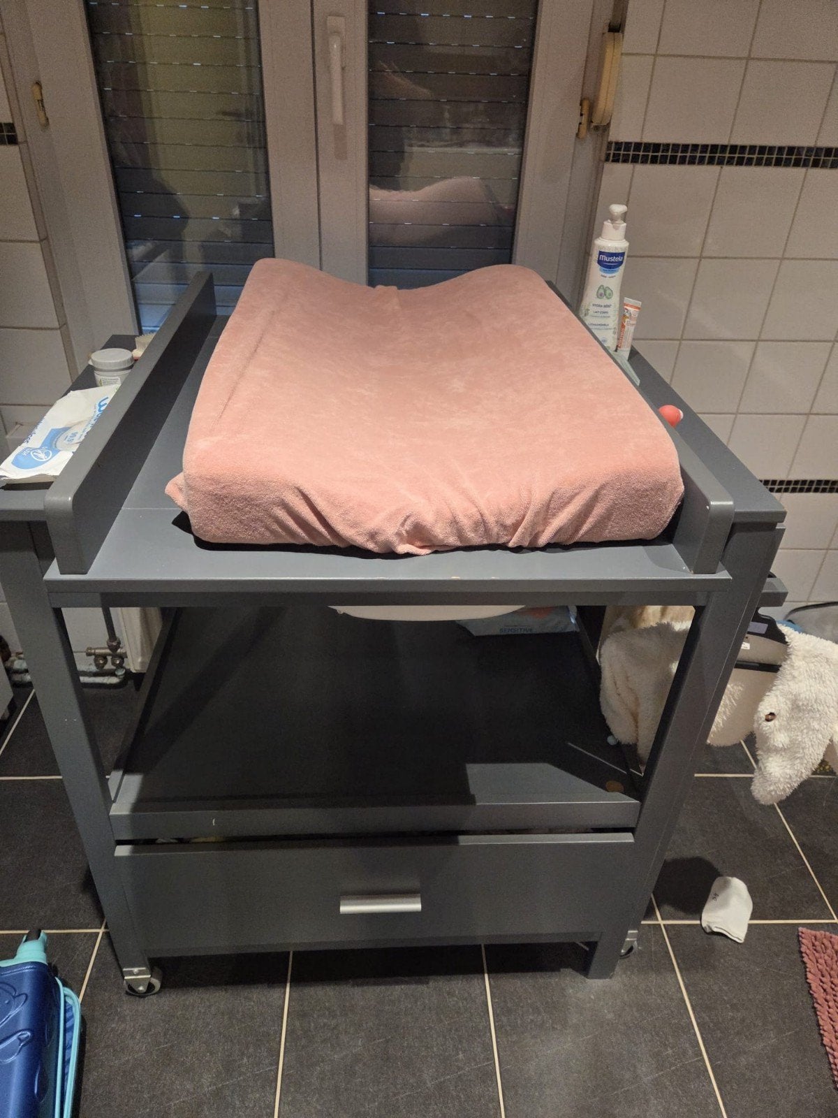 Verzorgingstafel met badje, Ophalen