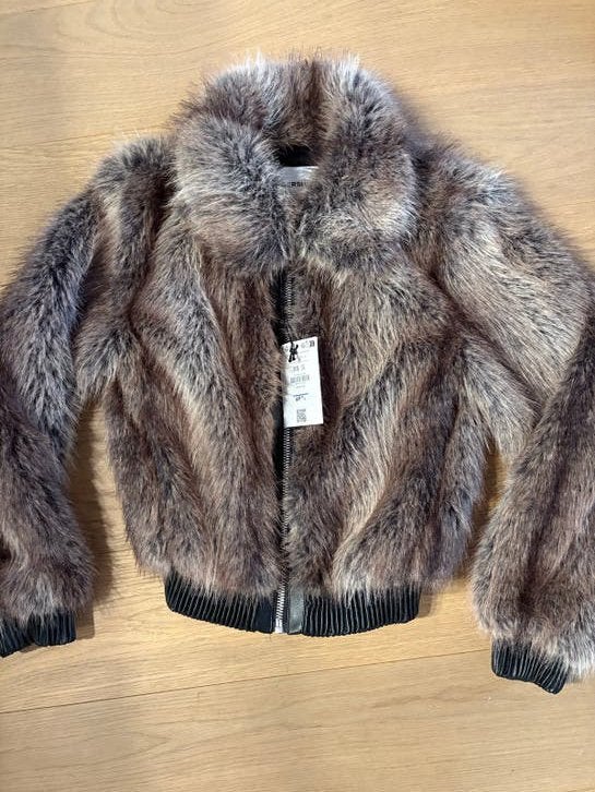 Nouveau manteau en fausse fourrure Bershka XS, Vêtements | Femmes, Enlèvement ou Envoi, Neuf