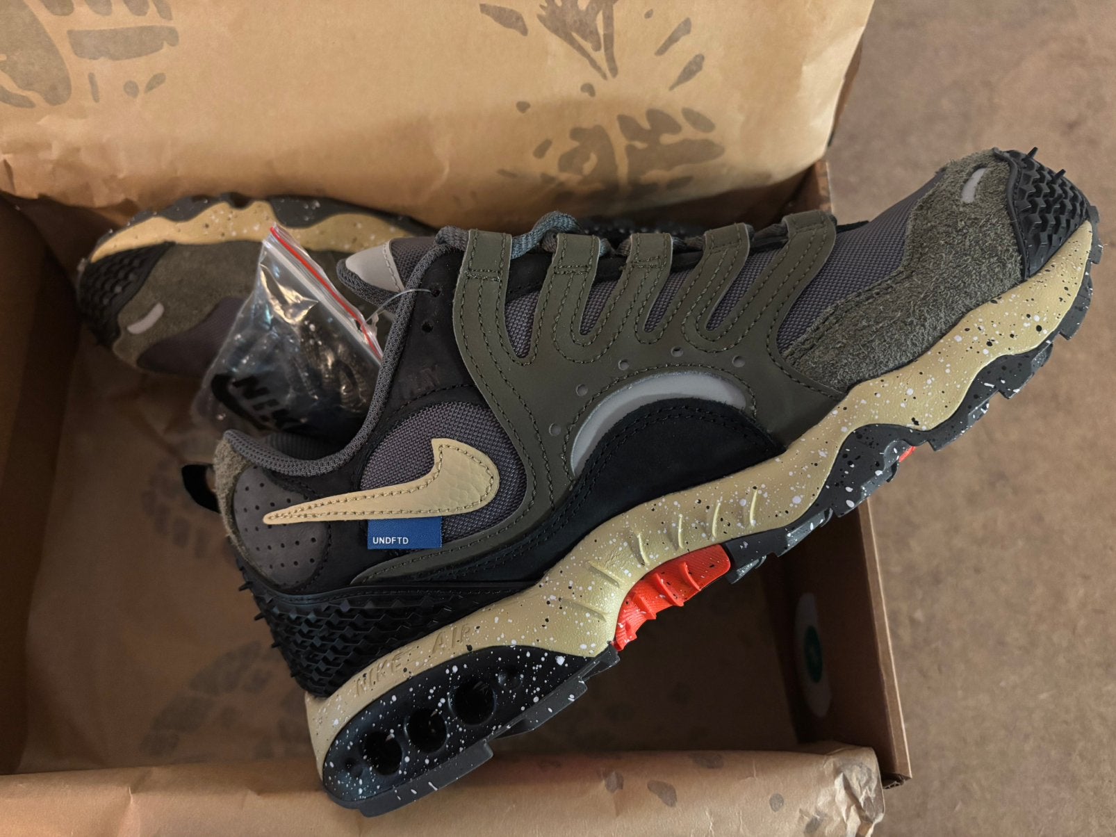 Nike Air Terra Humara “UNDEFEATED” Cargo/Khaki size 42, Kleding | Heren, Schoenen, Ophalen, Overige kleuren, Nieuw, Sneakers