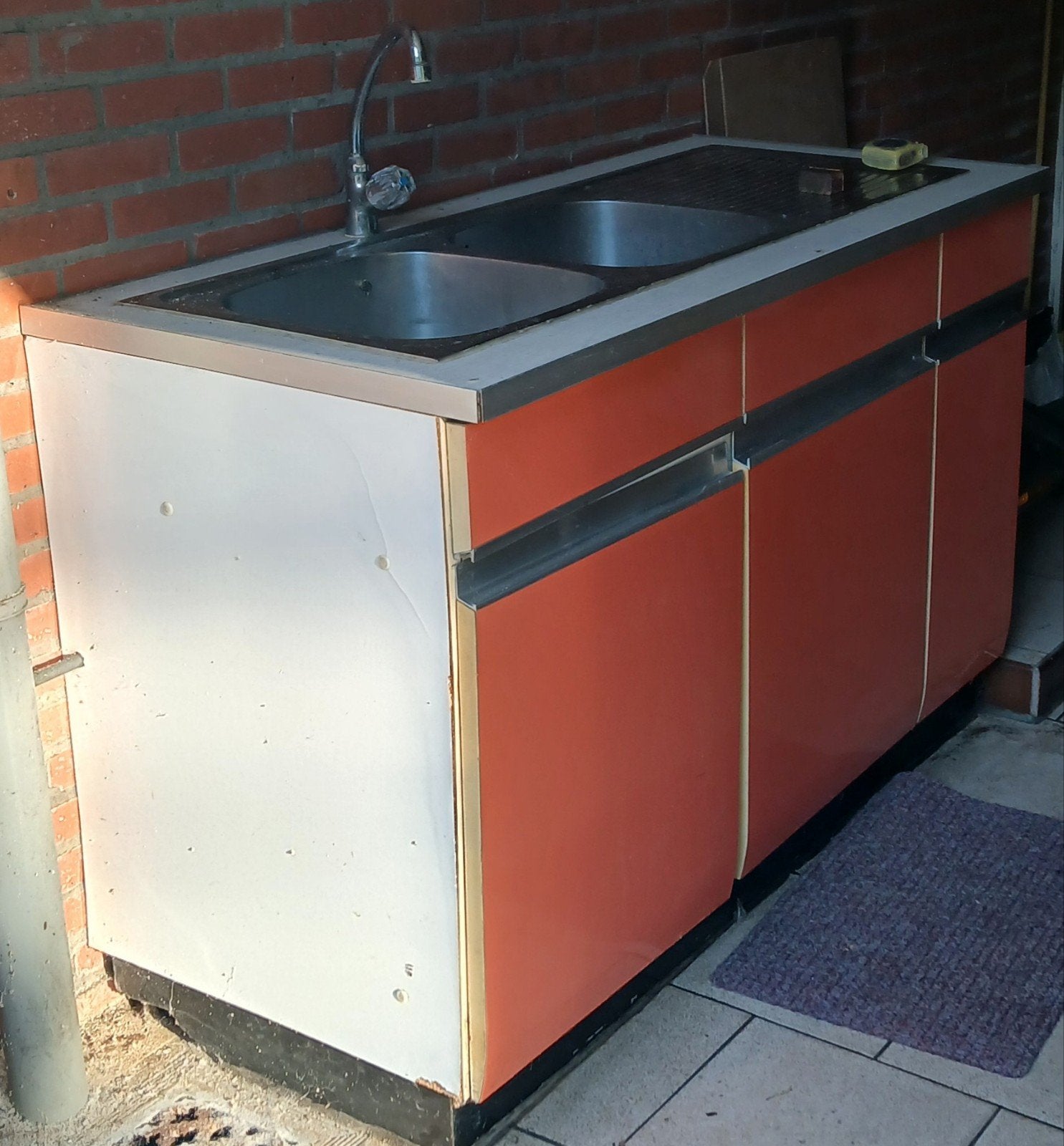 Keuken met spoelbak en kraan/ kasten, Enlèvement