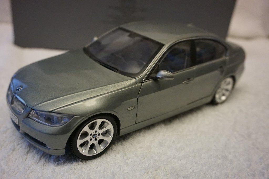 BMW E90 325i BERLINE 2005ARKTIS AVEC 1:18 KYOSHO 80430392145, Enlèvement ou Envoi, Comme neuf, Voiture, Kyosho