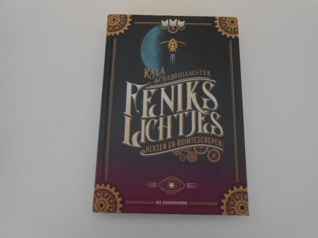 leesboek Feniks lichtjes - heksen en ruimteschepen, Boeken, Ophalen of Verzenden, Zo goed als nieuw, Raya Schaduwjaagster, Fictie