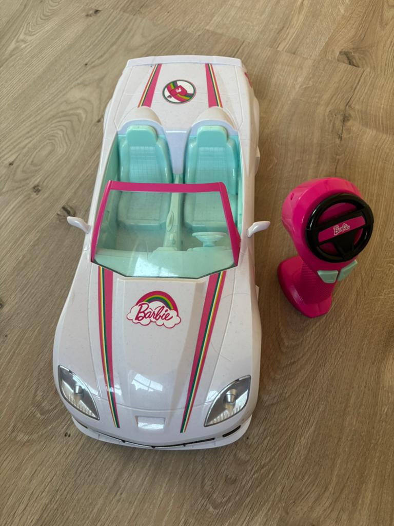 Voiture Barbie avec télécommande, Enfants & Bébés, Enlèvement, Comme neuf, Télécommande