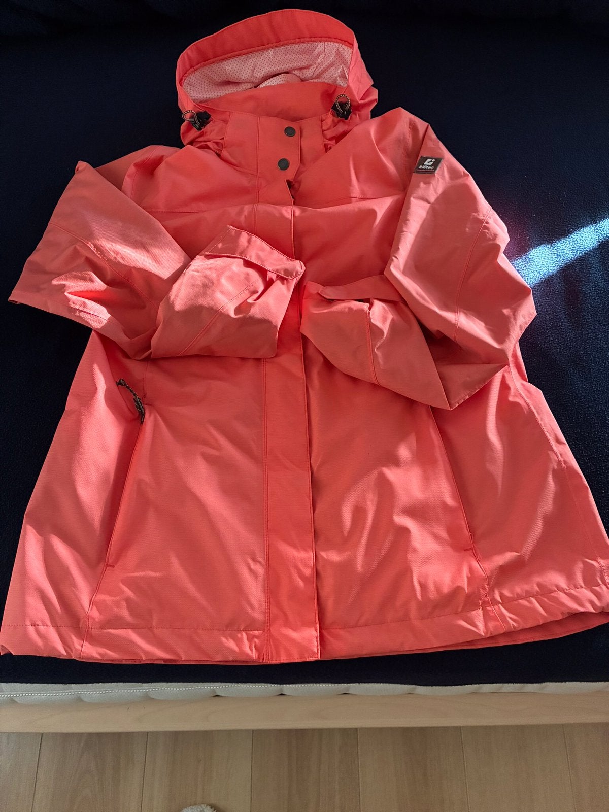 Een zacht oranje Killtec dames regenjas M:42  merk:Killtec, Caravanes & Camping, Enlèvement, Comme neuf, Imperméable, Dames