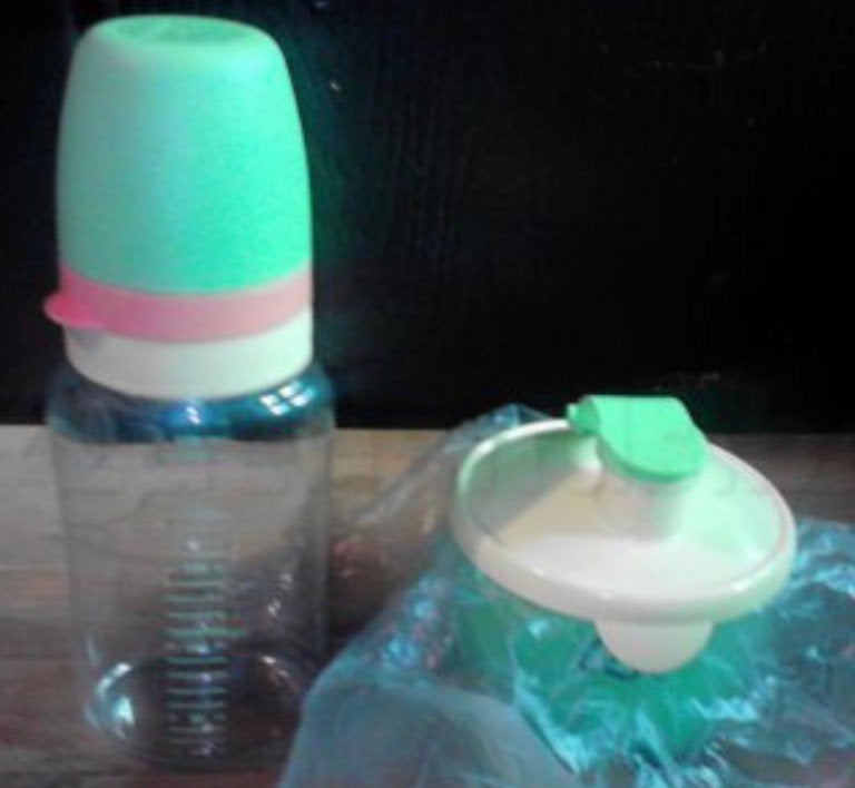 Tupperware babyfles + melkpoederdoosje / doseerbakje, Kinderen en Baby's, Overige merken, BPA-vrij, Verzenden, Zo goed als nieuw
