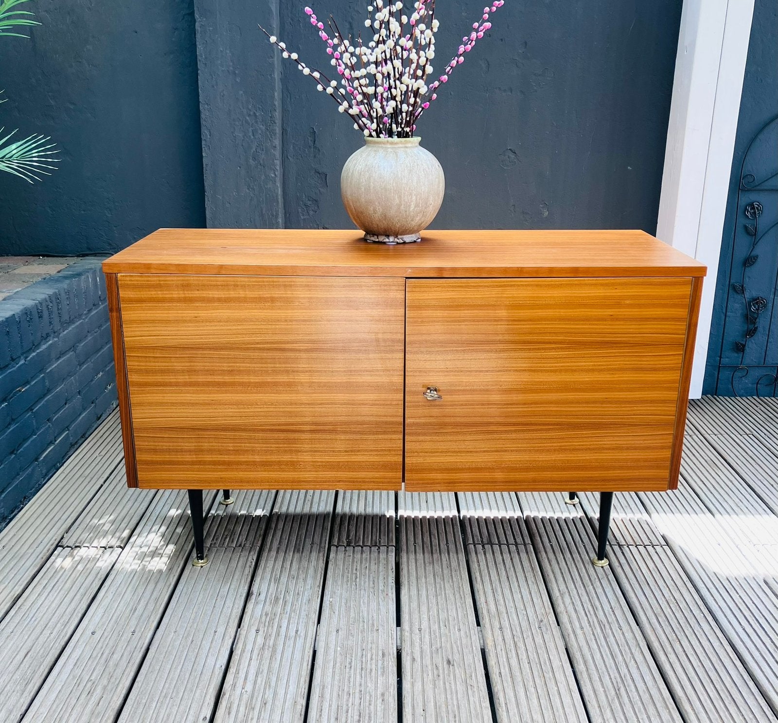 Prachtig Vintage dressoir conische pootjes messing voetjes, Teck, 25 à 50 cm, Vintage, Comme neuf