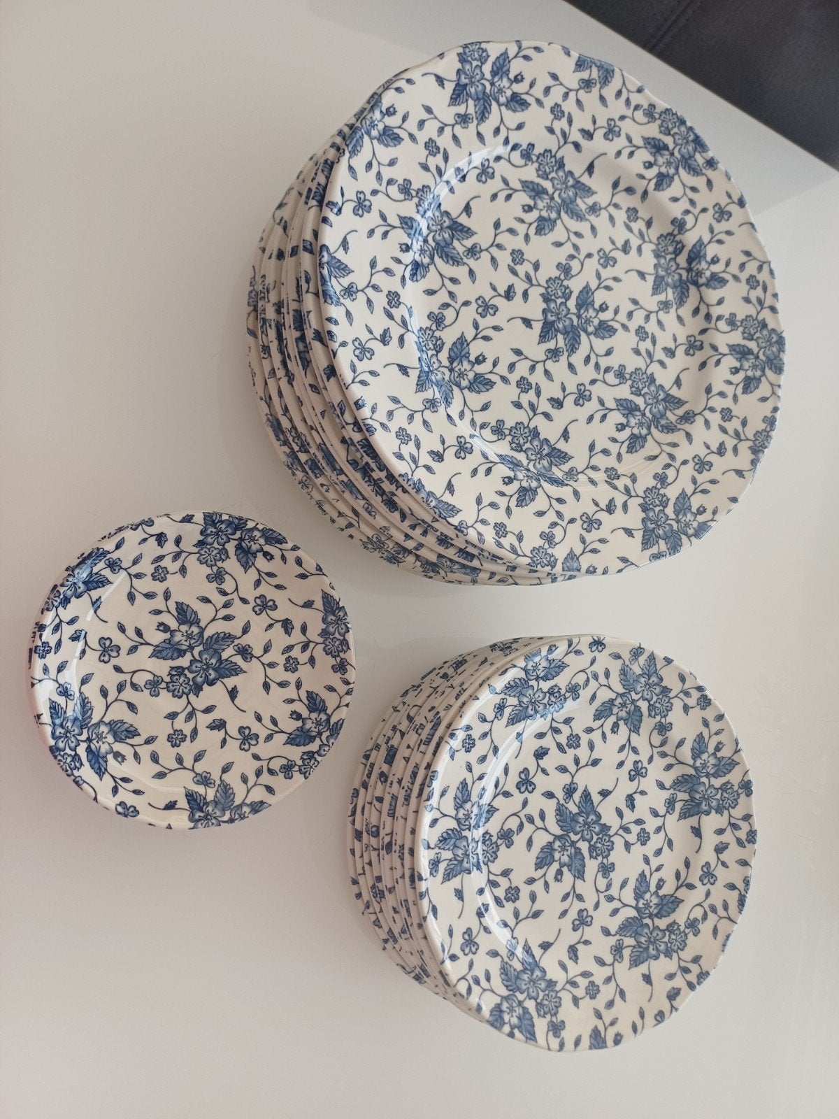 blauw-wit gedecoreerde aardewerk porseleinen borden, Antiek en Kunst, Ophalen