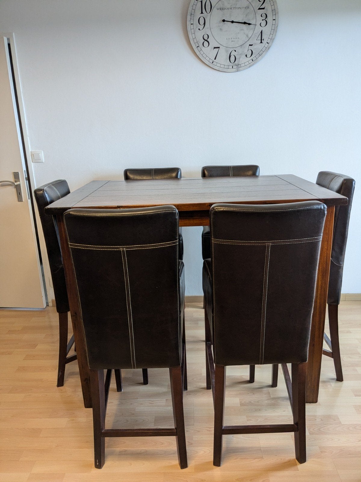 Table mange-debout en bois massif 130 × 90 × 107 cm + 6 chai, Enlèvement, Utilisé