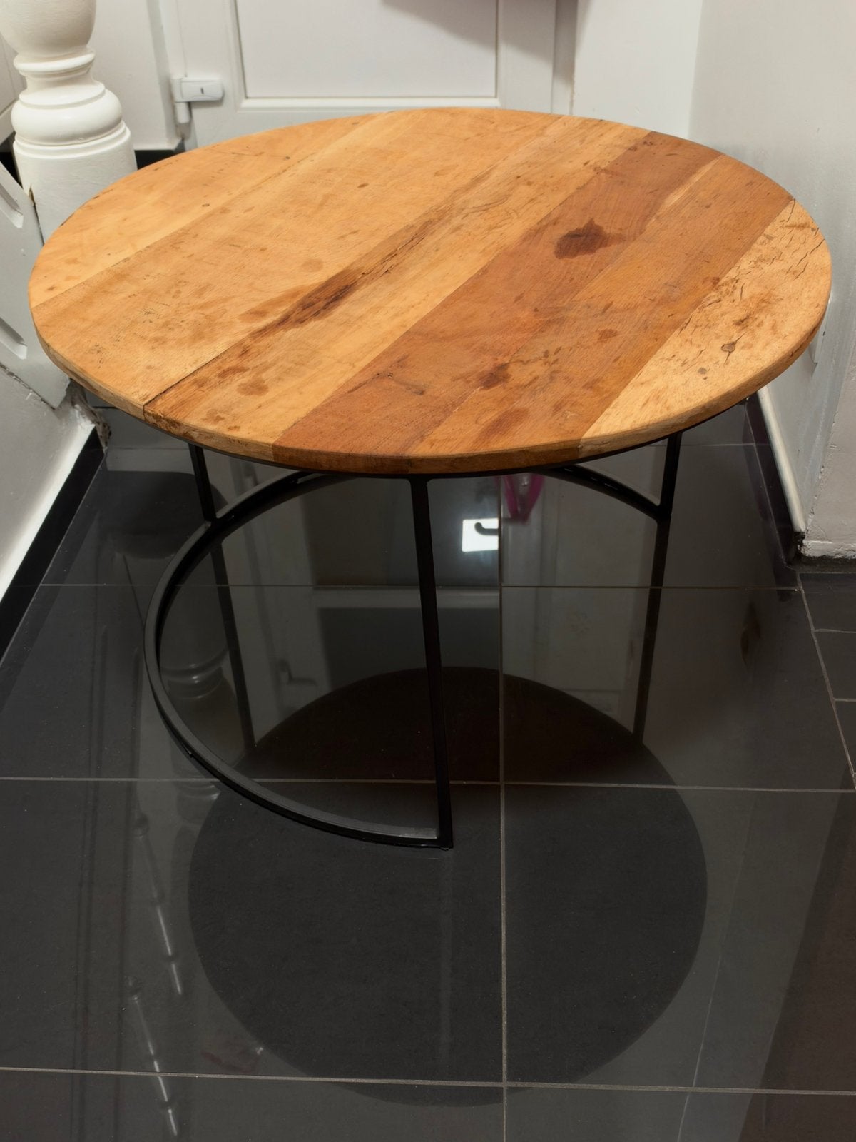 Ronde salon tafel mangohout, Huis en Inrichting, Ophalen, Gebruikt, Rond, 5 – 50