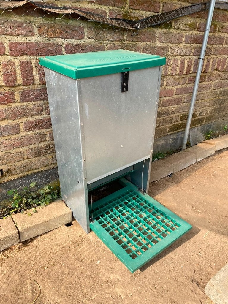 Voederbak Feed-O-Matic voor kippen, Dieren en Toebehoren, Pluimvee | Toebehoren, Ophalen, Zo goed als nieuw, Drinken en Voederen