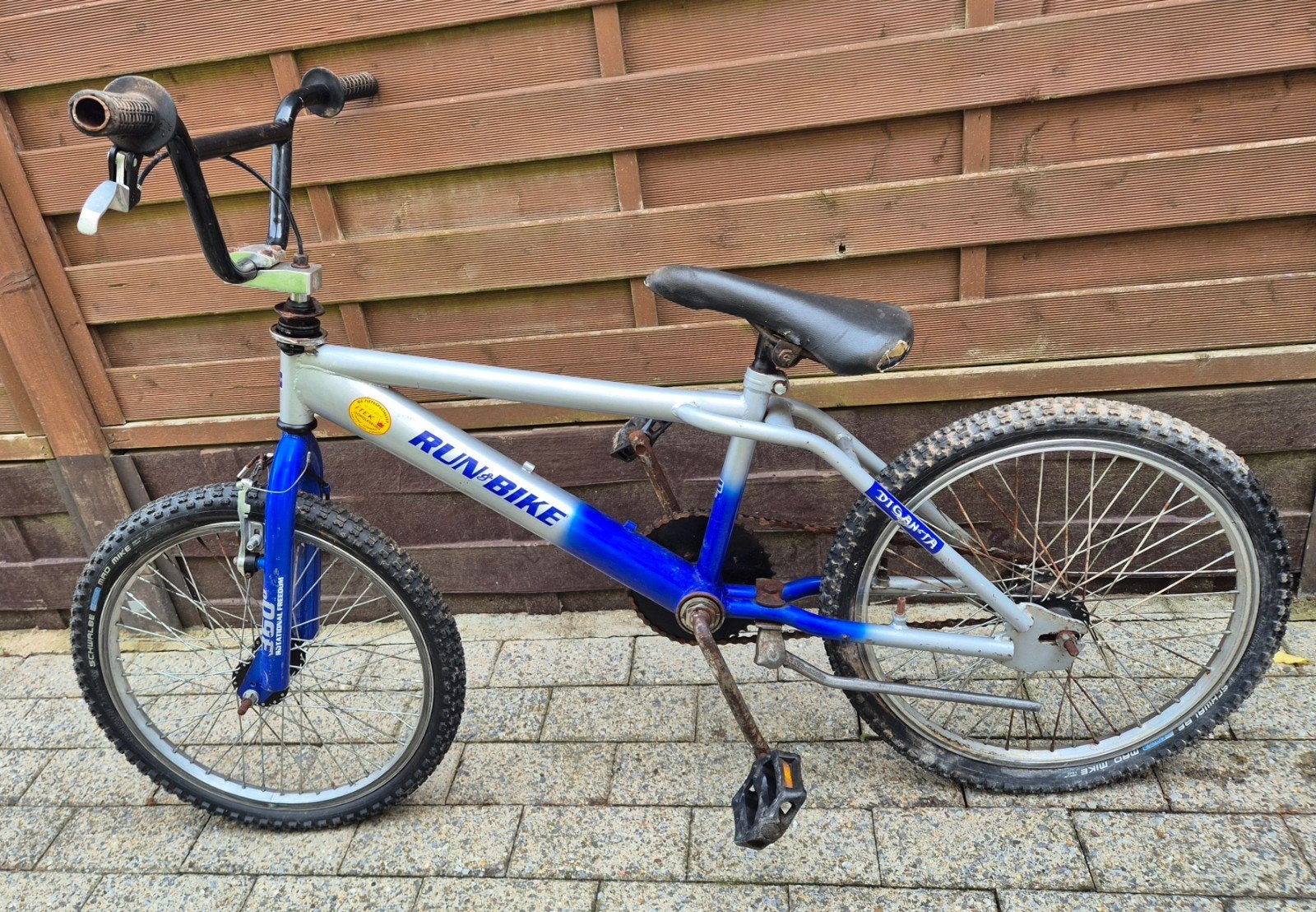 vélo de cross avec travaux de rénovation, Enlèvement