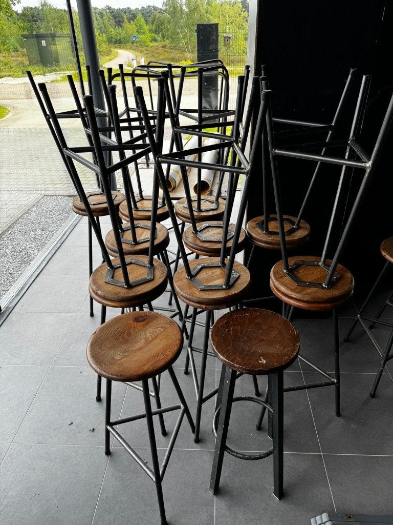 Industriële vintage barkrukken 20 stuks, Ophalen, 60 tot 90 cm, Hout, Gebruikt