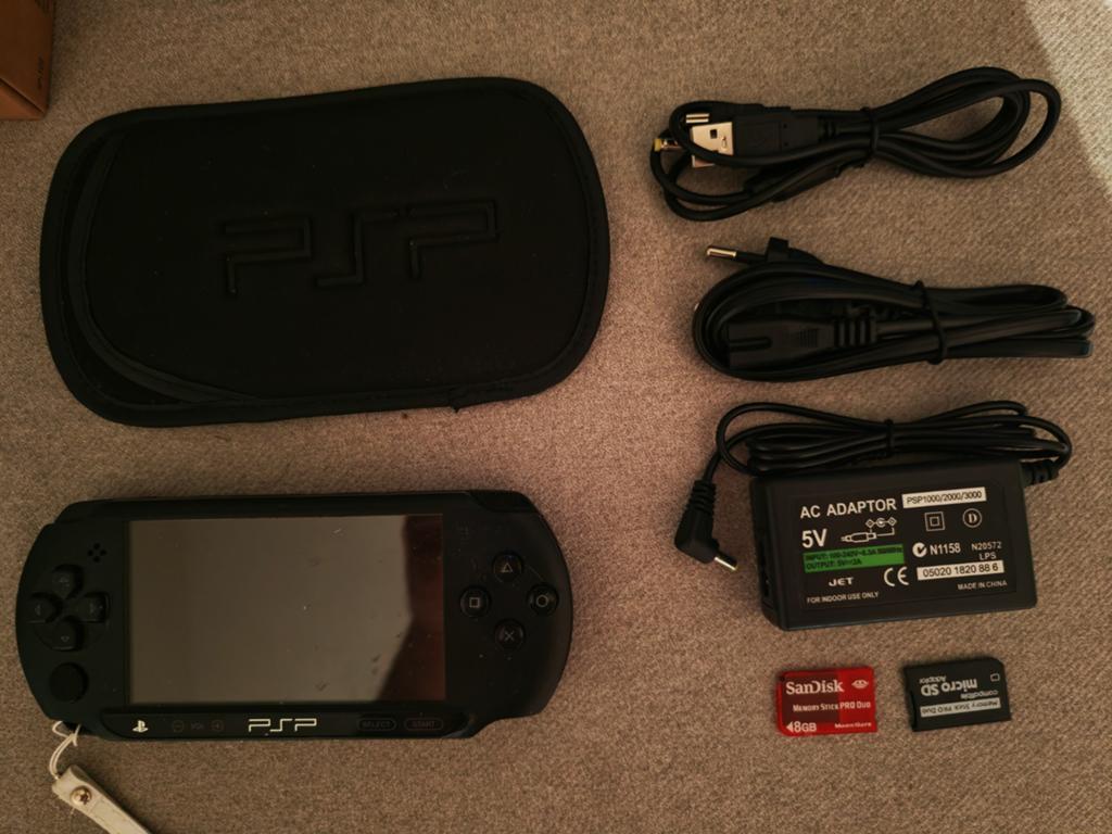 Psp street ... With 5 games / adaptor SD / all chargers, Games en Spelcomputers, Ophalen of Verzenden, PSP