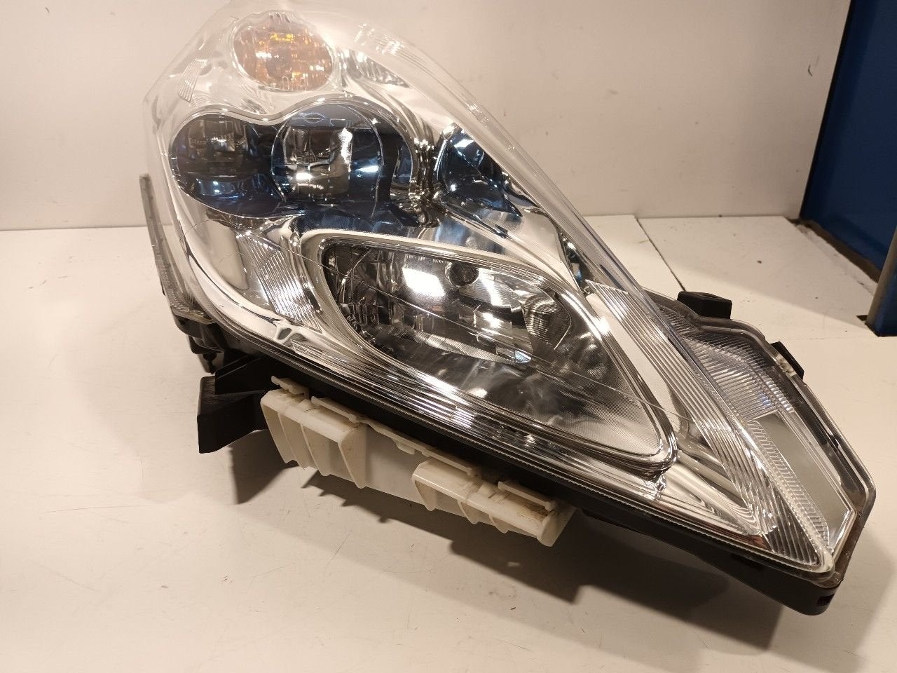 Koplamp rechts Nissan Leaf, Onderdelen@venauto.nl, Van der Ven Autorecycling B.V., Ettenseweg 76, 4706 PB Roosendaal, The Netherlands