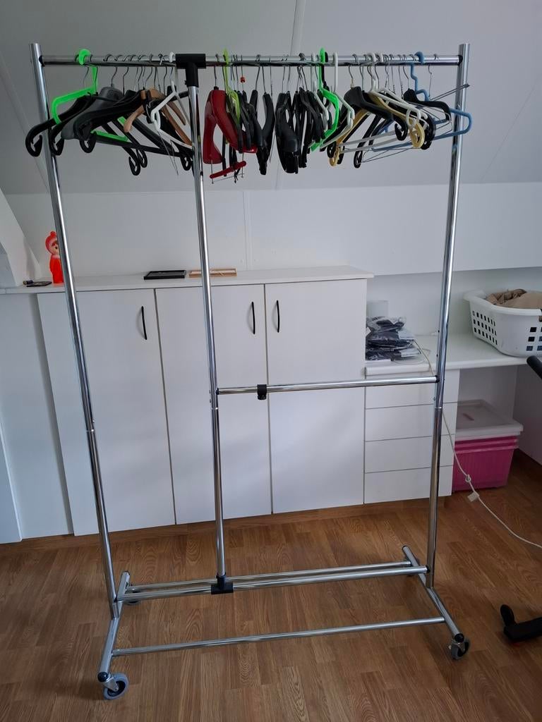 Kledingrek op wielen, Ophalen
