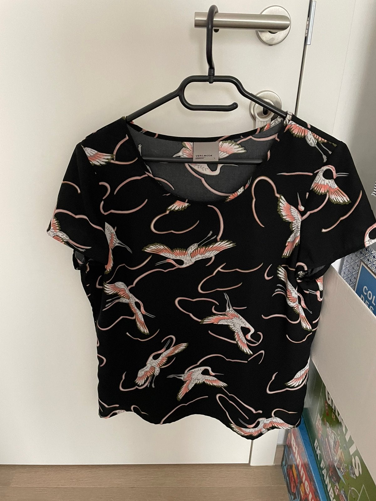 Mooie zwarte bloes met print als nieuw merk Vero moda, Ophalen of Verzenden, Zo goed als nieuw, Maat 42/44 (L), Meerkleurig
