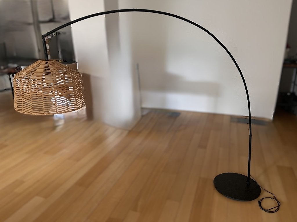 Grand lampadaire noir avec abat-jour naturel – Comme neuf, Matériau naturel, Comme neuf, E27 (grand), Style moderne, minimaliste et chaleureux.