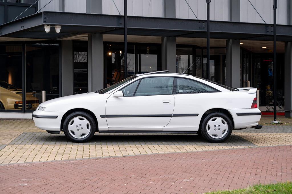 Opel Calibra 2.0i 16V (bj 1996), Auto's, 100 kW, Zwart, 136 pk, Wit